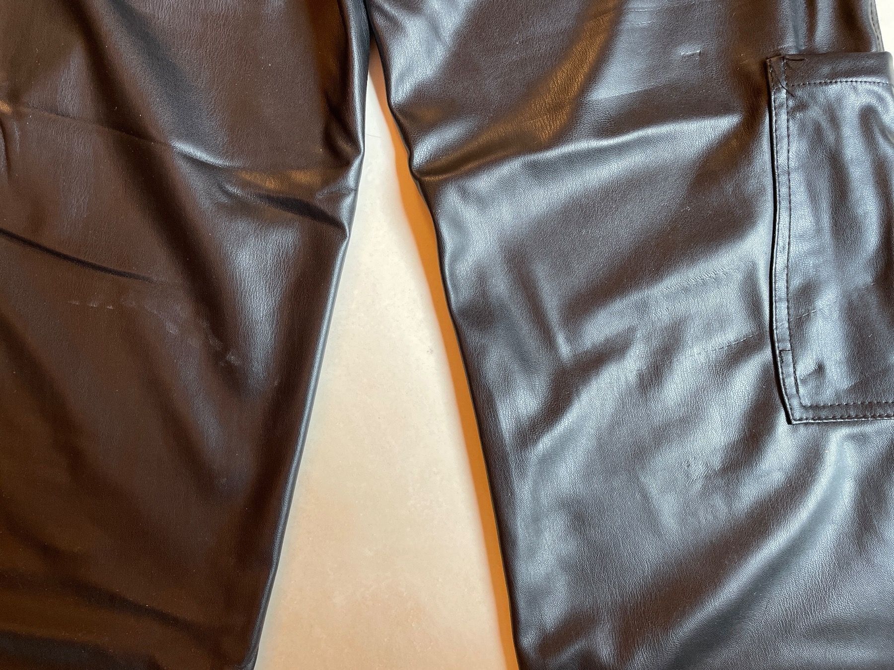 Zara Pantaloni: Zara - Hose aus Kunstleder – Usato da Grenchen venduto da Zombiepolizist 3