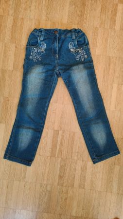 Jeans mit schöner Stickerei und Strasssteinchen (Gr. 110)
