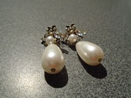 Ohrstecker Fliege / grosse Perle Birnenform, weiss
