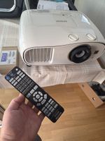 Beamer Epson EH-TW6600W mit Leinwand und Halterung