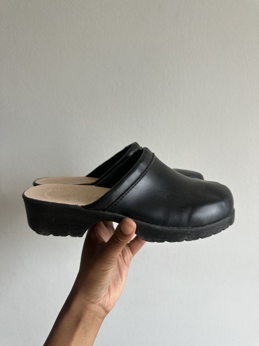 Damenschuhe: Sabots noirs en cuir taille 40 – Gebraucht aus Yverdon-les-Bains von Laureetlargent
