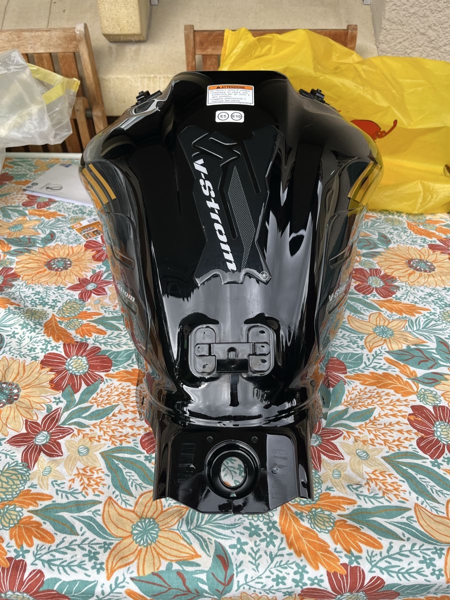 Suzuki Tutti i ricambio per moto: Tank Suzuki v Strom 650 – Usato da Langenbruck venduto da cde_tx7d 3