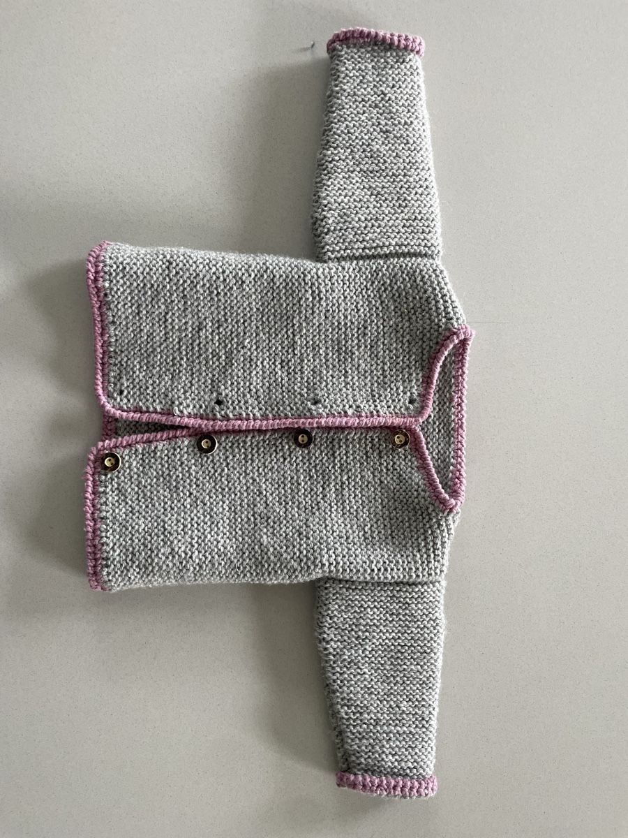 Vestes & Manteaux: Gestricktes Kinderjangerl grau Grösse 74  – D'occasion à Thalwil par arn_6xfw