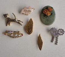 Lot de broches fantaisie styles variés