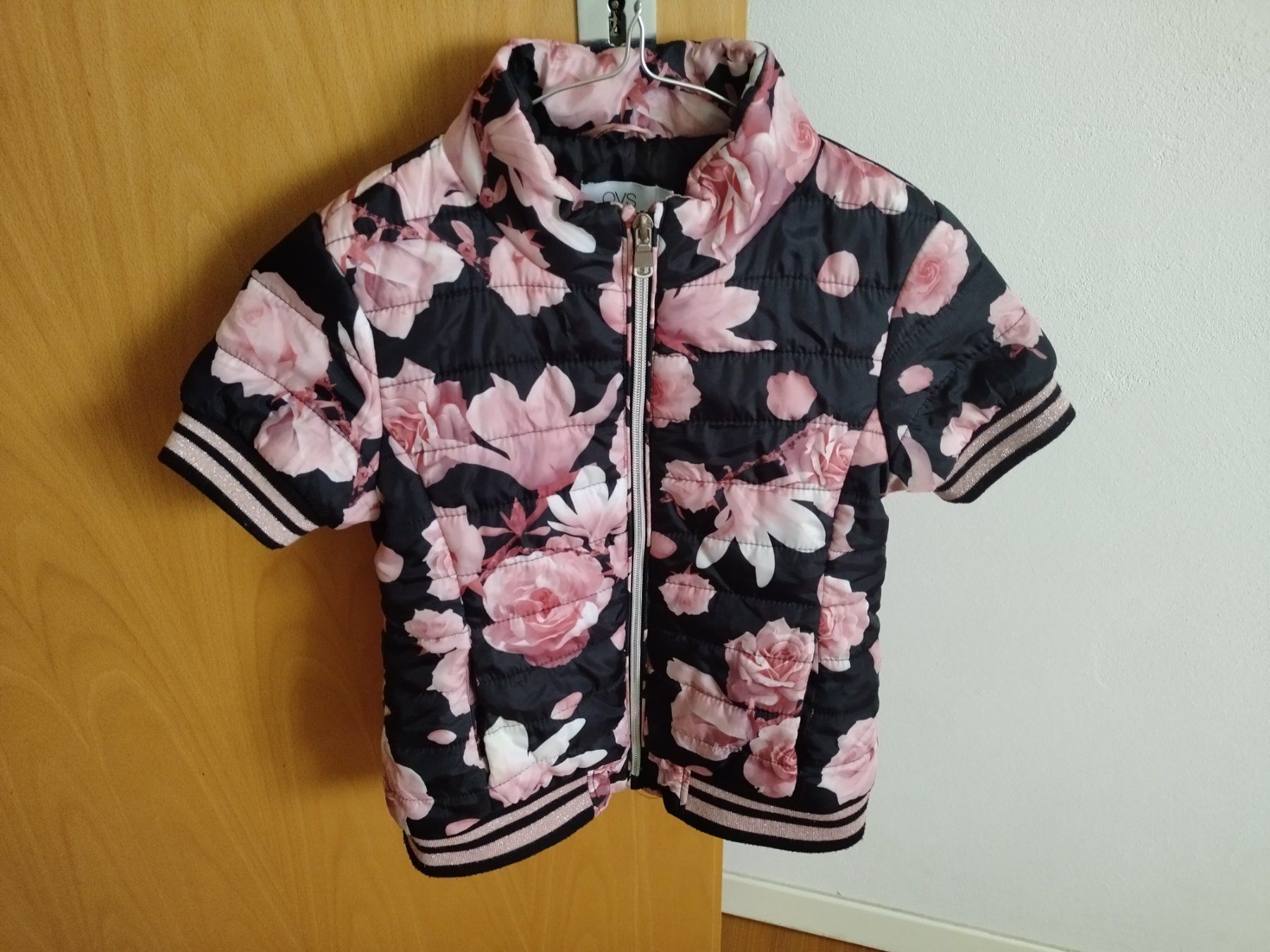 Altro abbigliamento per bambina: Schwarze mit Blümen Steppweste mit Kurzarmeln Mädchen Gr.140 – Usato da Densbüren venduto da TutaLarsen 8