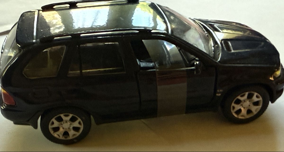 BMW Modellini d'auto: BMW X5/1:43/ schwarz/neuwertig – Usato da hunzenschwil venduto da Oldipark 2