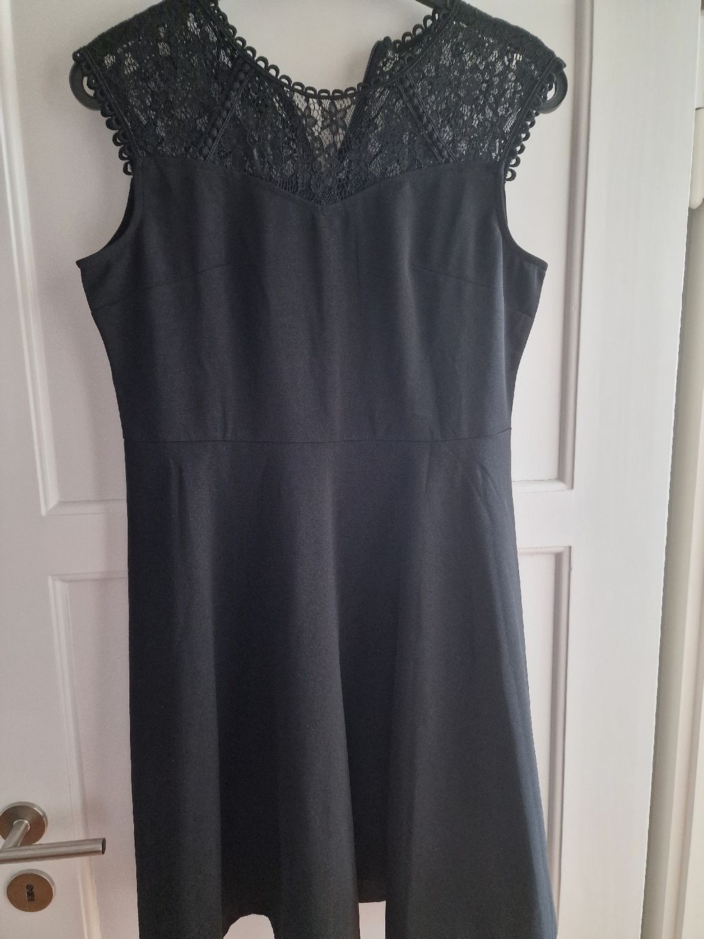 Kleider: Elegantes schwarzes Kleid mit Spitze Gr. 44 – Neu (gemäss Beschreibung) aus Ottenbach von Claurin