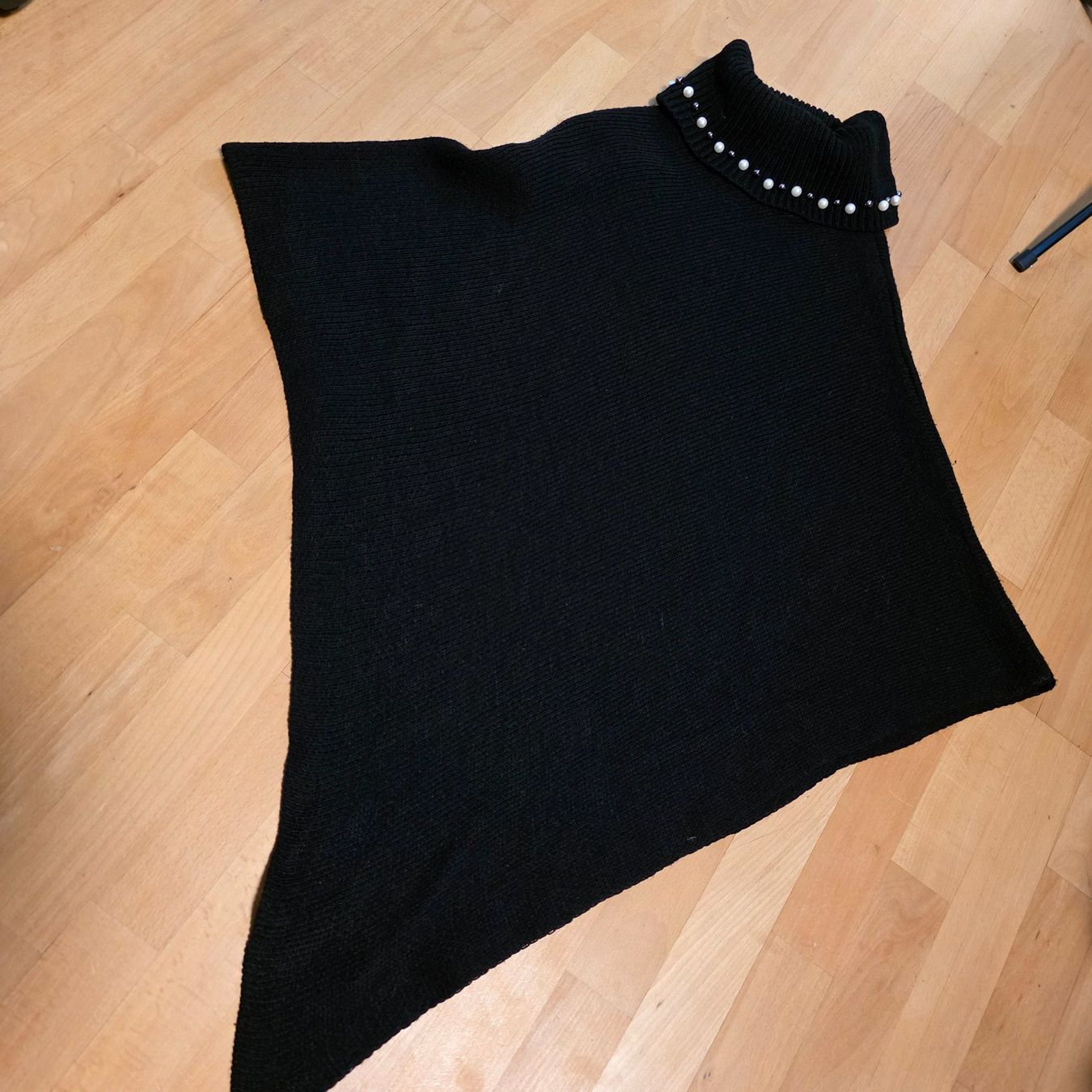 Sonstige Damenmode: Schwarzer Poncho M L asymmetrisch elegant Perlen Chic – Gebraucht aus Wald ZH von CapLux 6