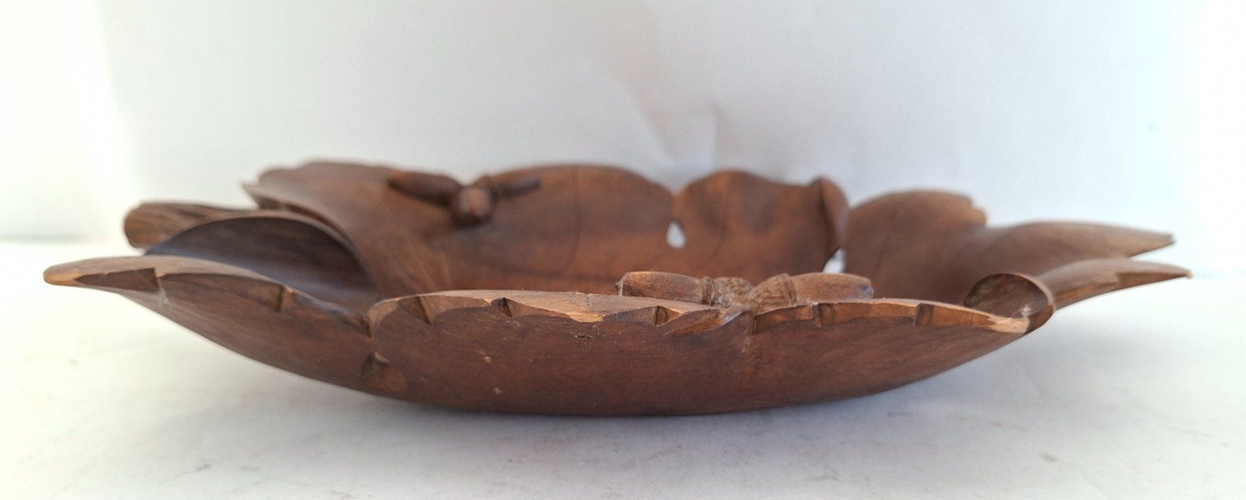 Tutte le decorazioni: Antike Holzschale in Blattform mit Schnitzereien – Usato da Opfikon venduto da Diversamente 3