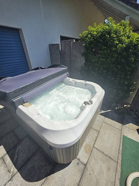 Jacuzzi Whirlpool: Jacuzzi J315 Whirlpool Top Zustand – Usato da Worben venduto da saruuschx3