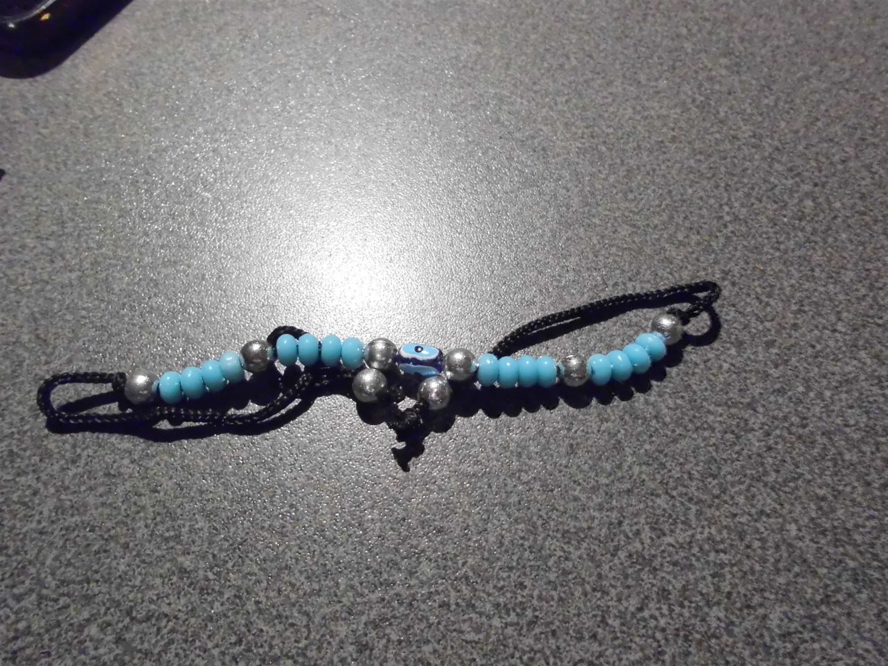 Armbänder & -reifen: Bändeli hellblau durch./silbrige Perlen – Gebraucht aus Zürich von Motzkuh