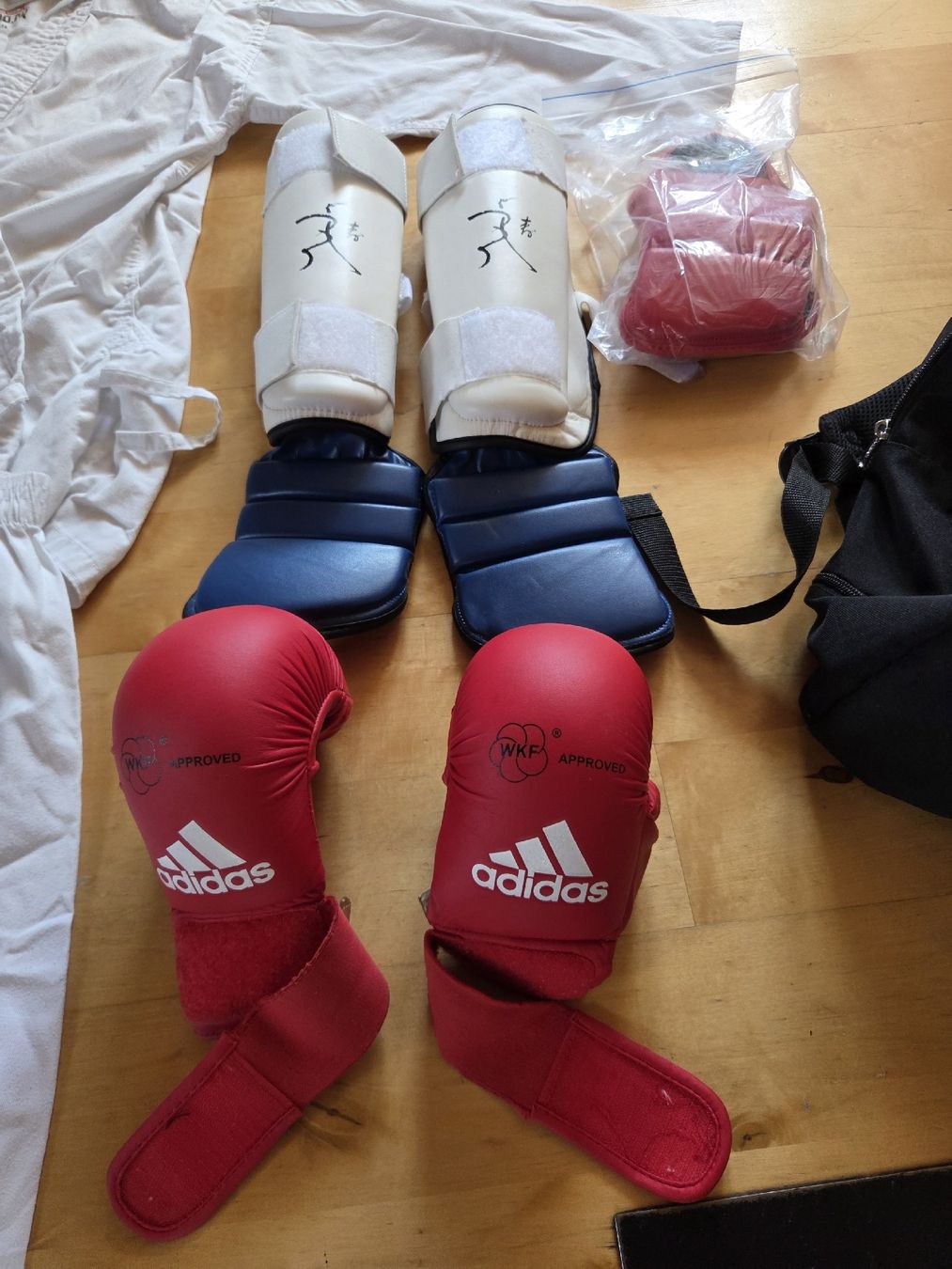 Completi: Karate Gi, Gr. 150 + Schutzausrüstung – Usato da Rüschlikon venduto da rene977 2