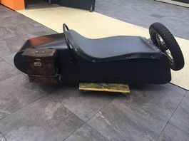 Seitenwagen mit Reserverad und Plane