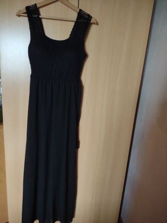 Langes Abendkleid mit Spitzenbesatz Oberteil. Elastisch.