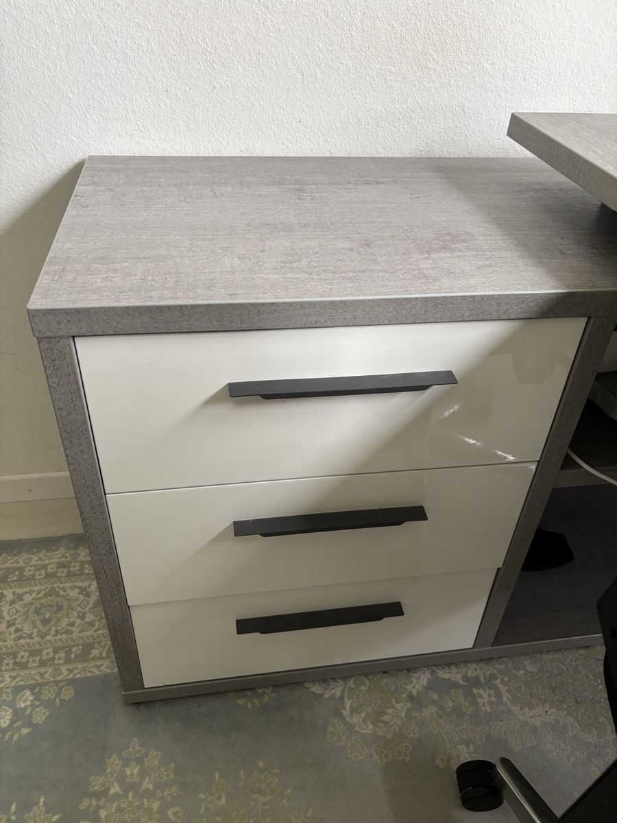Schreibtische: Moderner Schreibtisch in Grau – Gebraucht aus Adliswil von nin_scy6 2