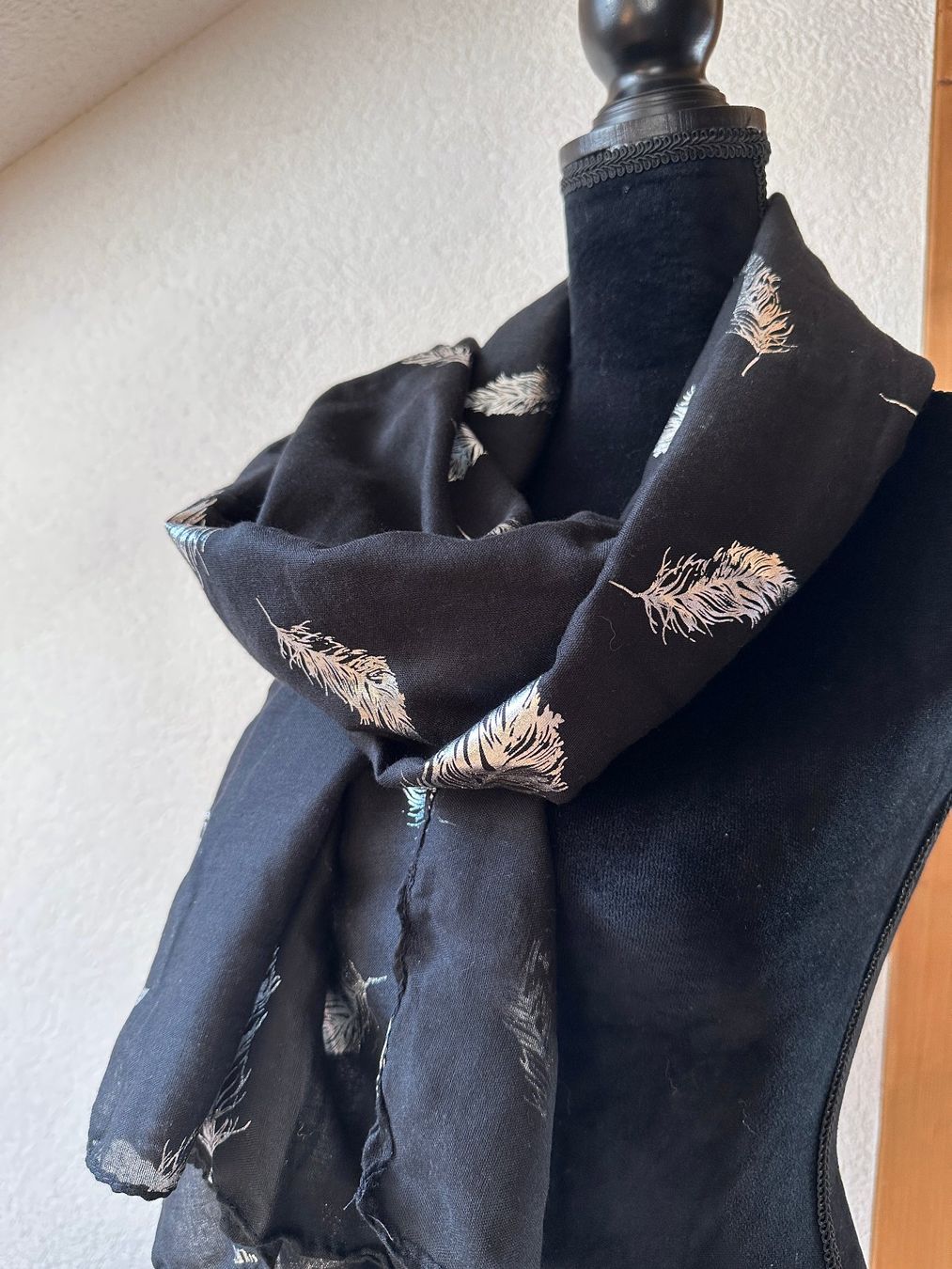 Foulard & Sciarpe: Schwarzer Schal mit silbernen Federn - neu – Usato da Gümmenen venduto da FelizitasHermann 2