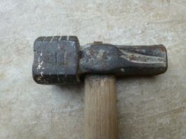 Antiker Hammer mit Holzstiel gewogen 1220 Gramm