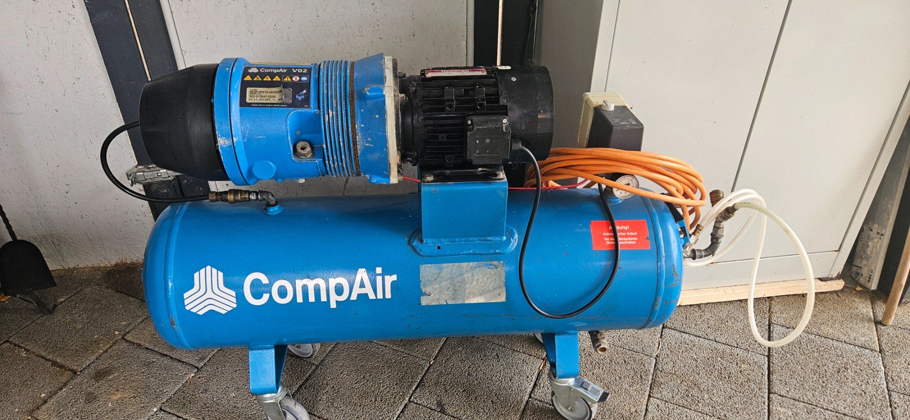 Compressori: Compresseur CompAir V02 avec beaucoup d'accessoires – Usato da Lausanne venduto da sleepy47