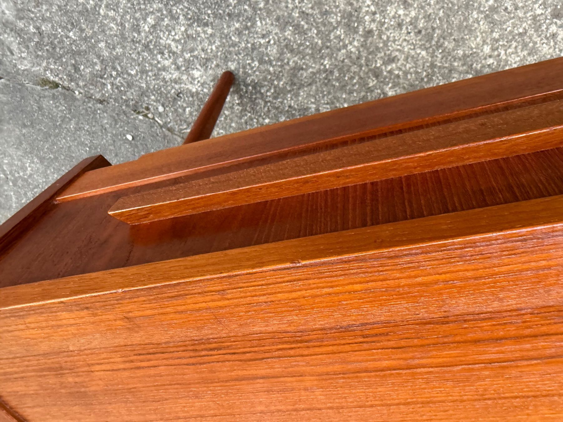 Tavoli: Nähtisch Teak mit Korb // 50er Jahre – Usato da Schinznach-Dorf venduto da mix 3