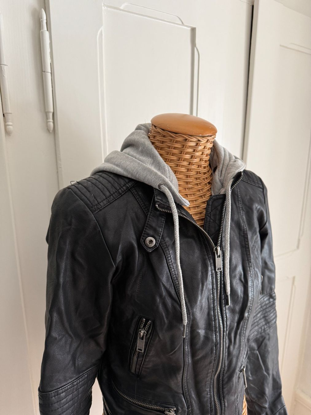 Giacche: FISHBONE - Lederjacke schwarz mit Hoodie XS – Usato da Zürich venduto da Diazaio 1