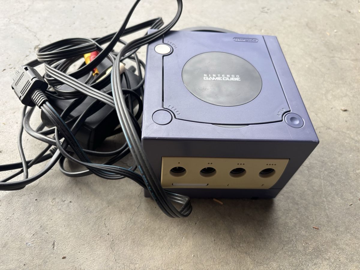 Nintendo Consoles: Nintendo GameCube console violette avec accessoires – D'occasion à Corin-de-la-Crête par Iggyjones