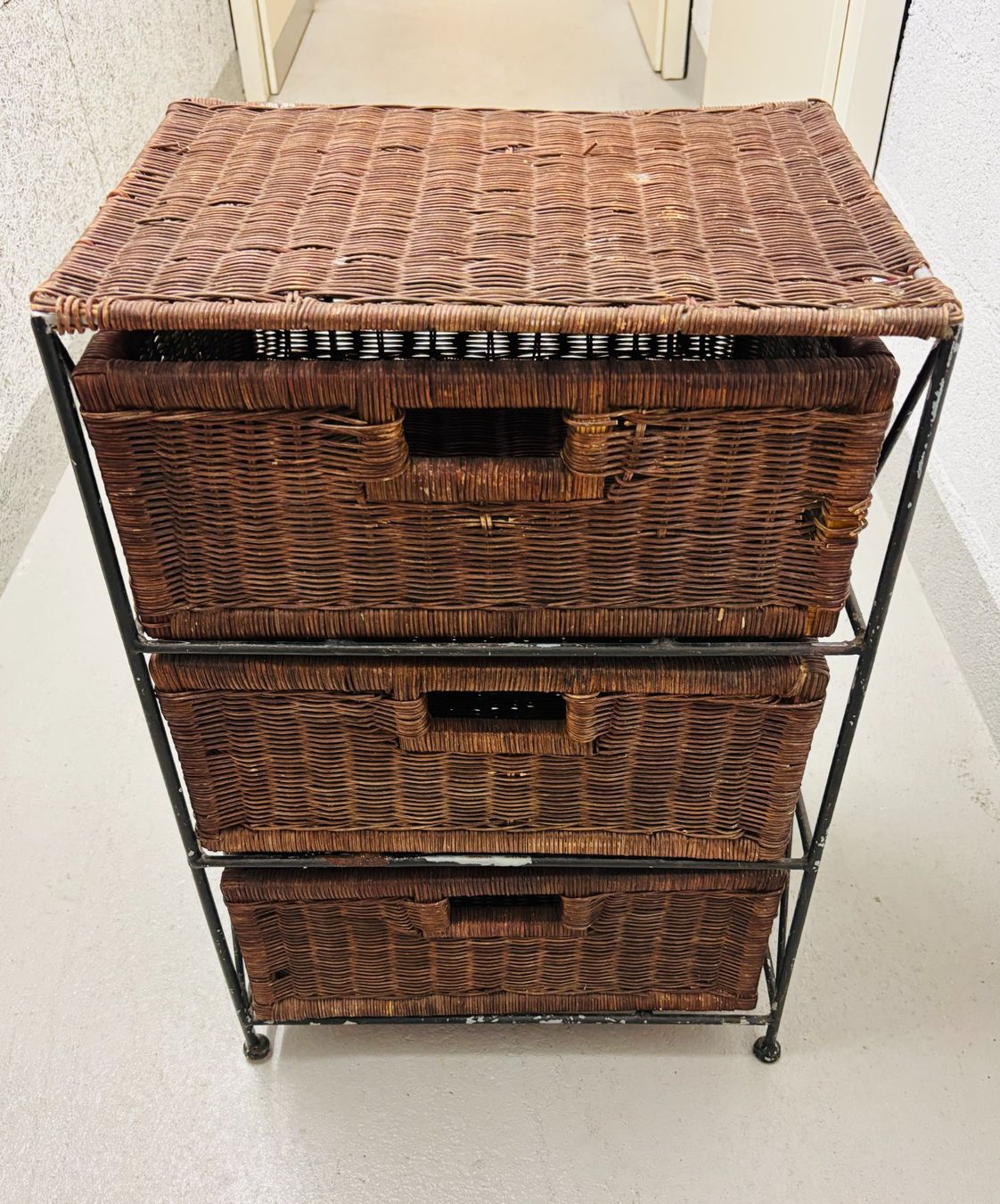 Schränke: Commode bohème à 3 tiroirs en rotin avec structure en fer – Gebraucht aus Clarmont von sil_59s9 1