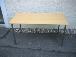 Tisch aus Holz, Beine klappbar