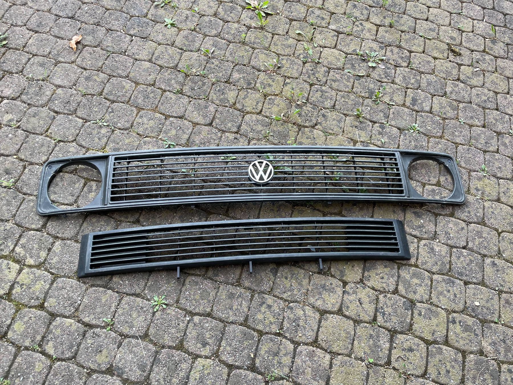 Volkswagen Alle Autoersatzteile: VW T3 Typ2 Kühlergrill Kombination – Gebraucht aus Obergerlafingen von bas_b7v6