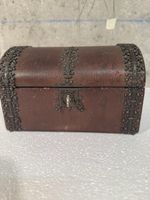 Coffret à bijoux ancien en cuir et velours bordeaux. 49