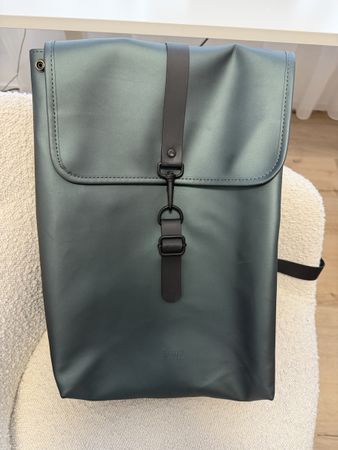 RAINS Rucksack – Dunkelgrün