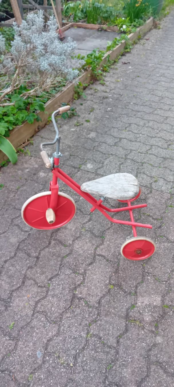 Veicoli per bambini: Antikes Dreirad rot – Usato da Winterthur venduto da Meshkl