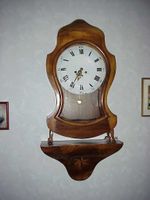 Wunderschöne Wanduhr mit Podest