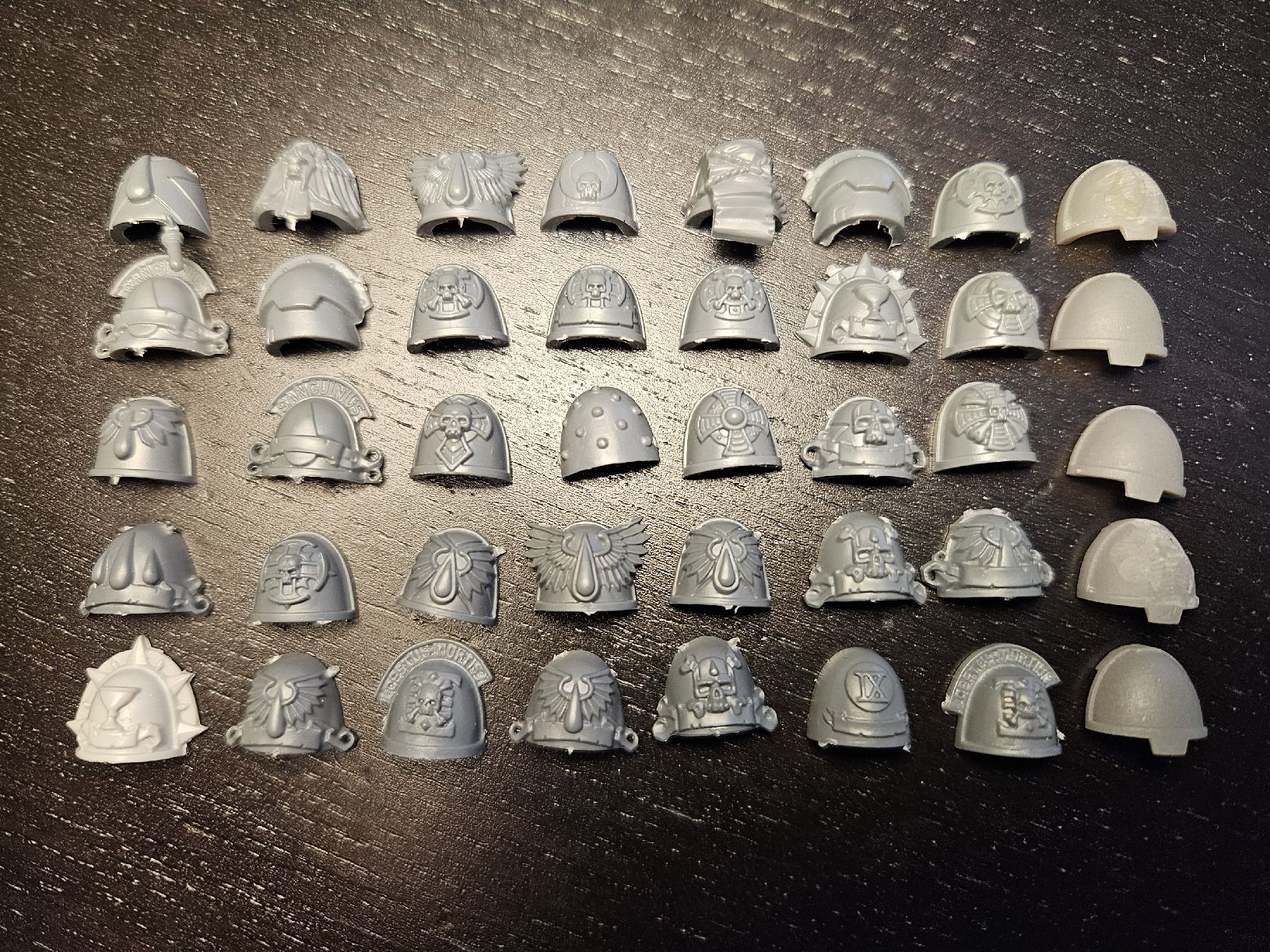 Kit di modellismo & Modellini statici: Warhammer 40K - Space Marines Shoulder Pads – Usato da Genève venduto da lec_2k2j