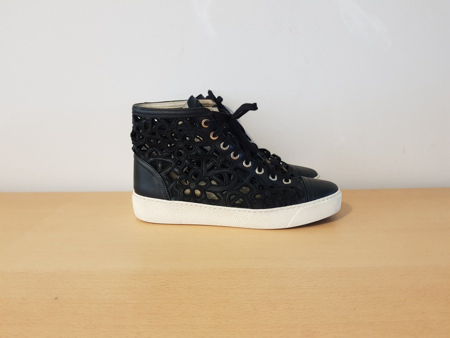 Chanel Scarpe da donna: Original Chanel Leder Sneaker Grösse 39 – Usato da Basel venduto da fafa68