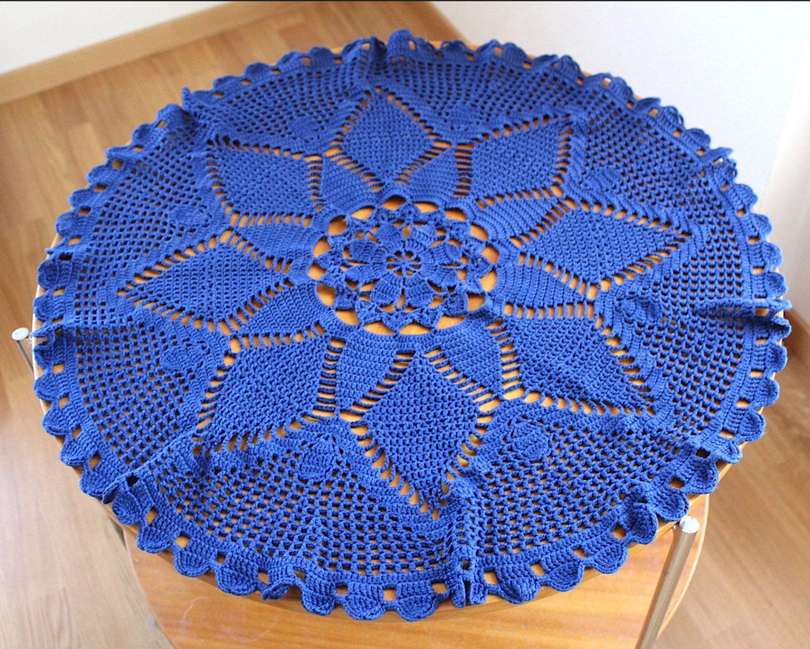 Altra biancheria da tavola: Handgefertigte, runde Häkeldecke, Blau 67 cm – Usato da Locarno venduto da fripui 1