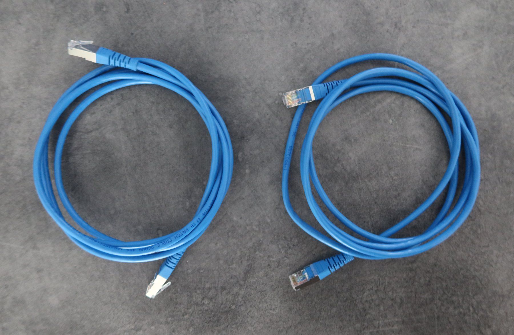 Cavi: 2 Ethernet-Kabel Cat. 5E, je 2m – Usato da Zürich venduto da Piki7