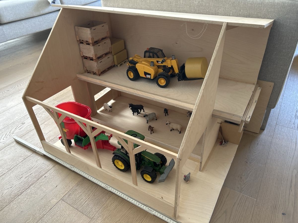 Giocattoli: Holz Stall – Usato da Ebertswil venduto da bru3