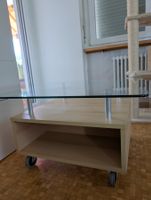 Glastisch auf Rollen, Couchtisch