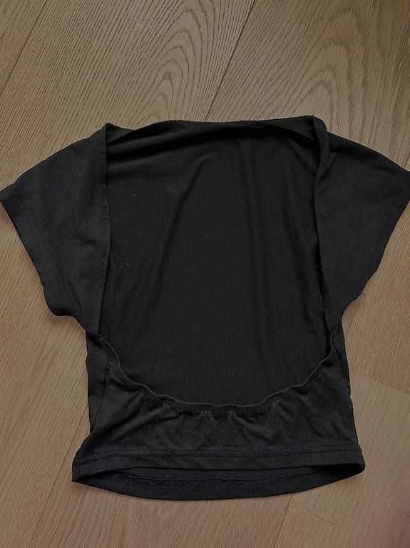 Top: Top S grigio e nero - Shein – Usato da Cademario venduto da ana_zp9b 3