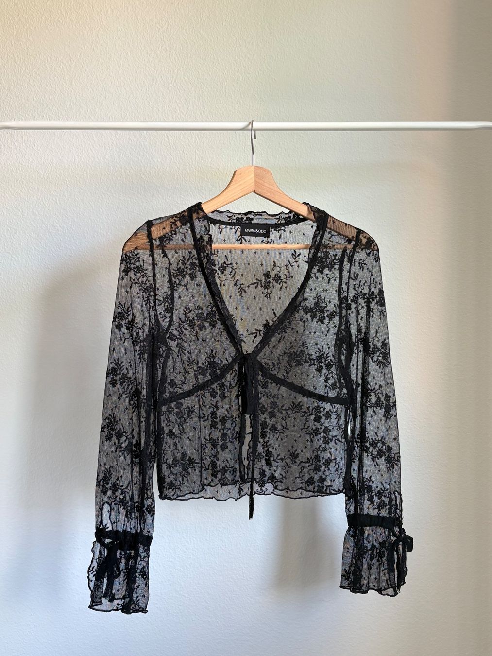 Camicette, T-shirt & Top: schwarze Bluse mit kleinen Blumen – Usato da Zürich venduto da bbbggg