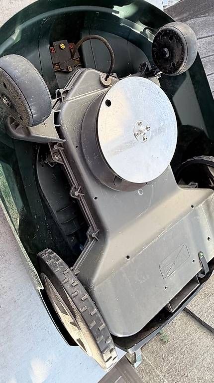 Tagliaerba: Mähroboter auto mower AC 220 Husquarna – Usato da Hombrechtikon venduto da Airbus-350 1