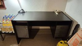 Bureau noir et gris