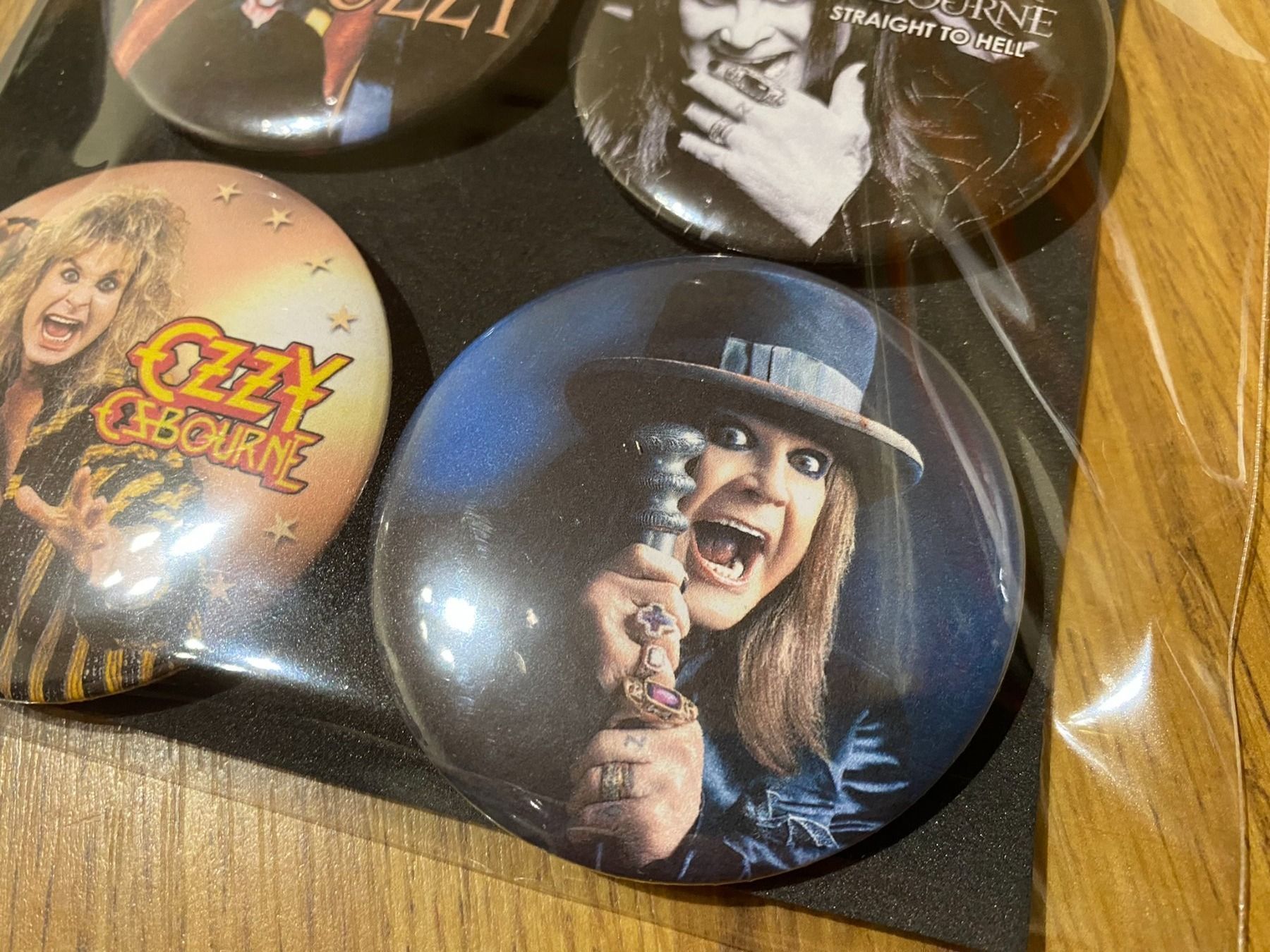 Placchette & Badge: Ozzy Osbourne Ansteck Badges! – Nuovo (secondo la descrizione) da Basel venduto da FatCatPacksTheRatt 3