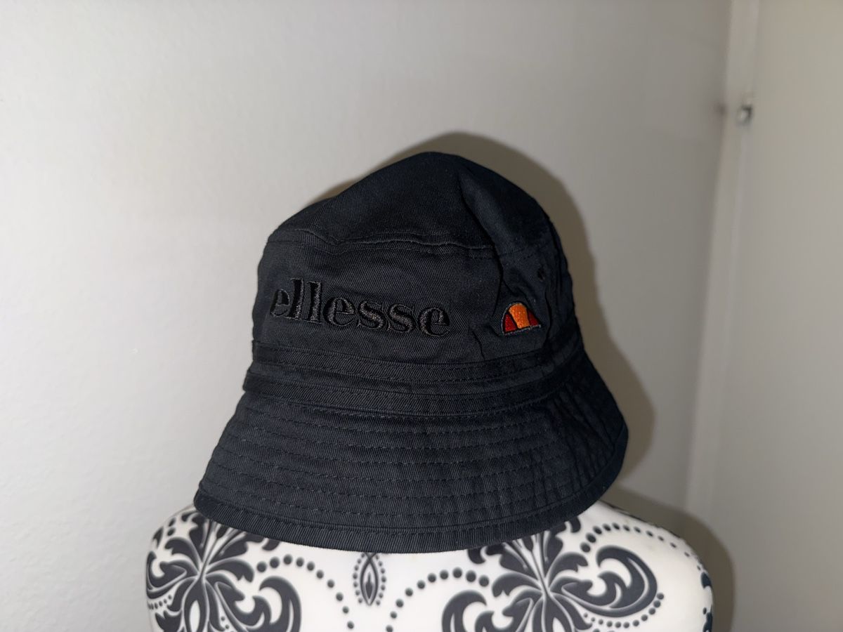 Ellesse Copricapi, berretti & cappellini: Schwarzer Ellesse Bucket Hat – Nuovo (secondo la descrizione) da Zufikon venduto da jeg_p8hf 1