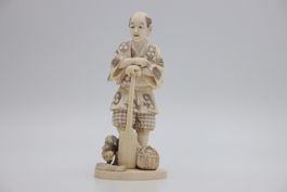 Alte Skulptur Mann mit Schaufel Bein Japan Netsuke Signiert!