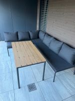 Lounge mit Tisch, guter Zustand