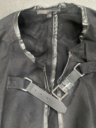 MAJE Schwarzer Wollcape Gr. TU mit Lederdetails, Top!