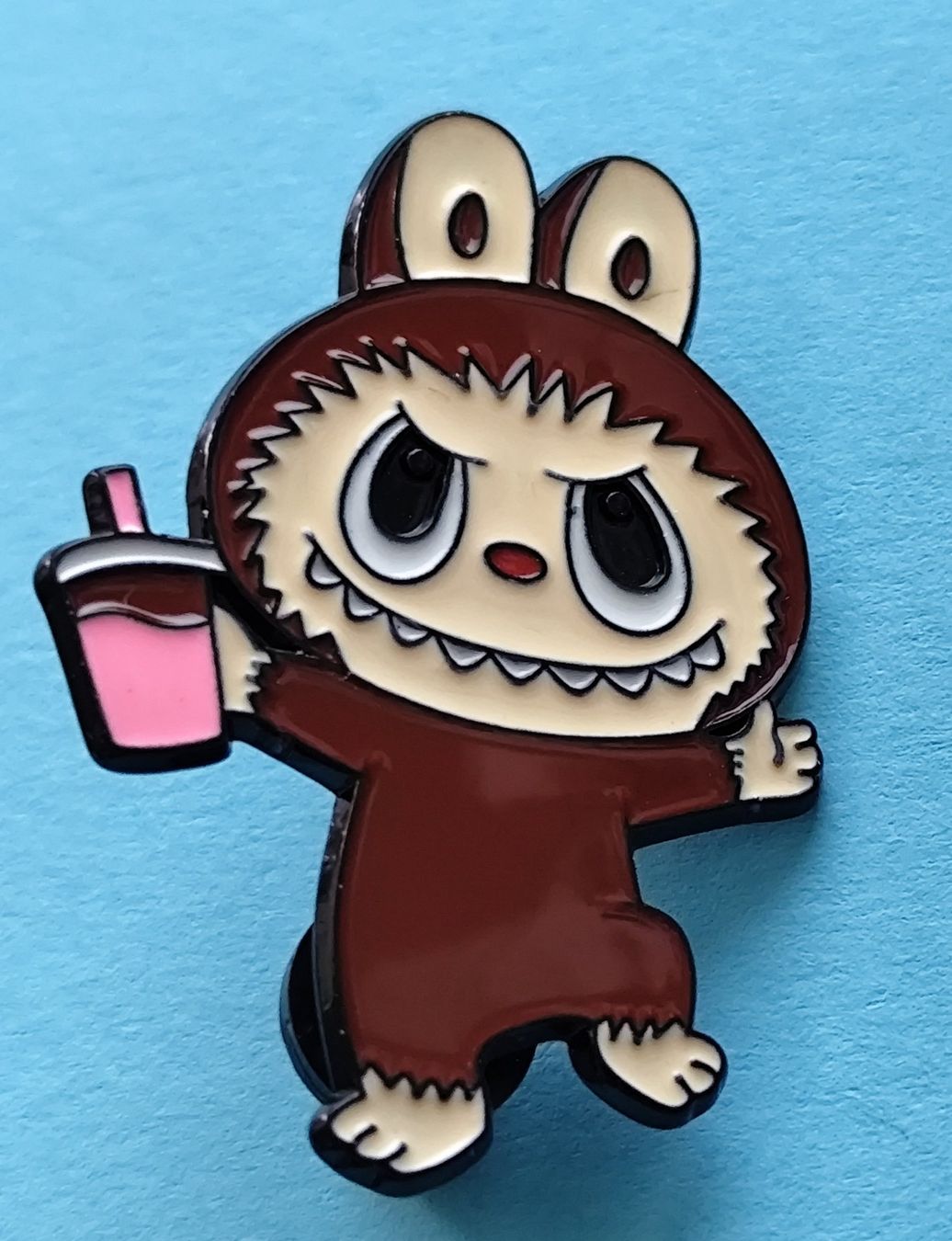 Placchette & Badge: Pin: Labubu mit Shake in der Hand ca.  5 cm – Nuovo e nell'imballaggio originale da Bettingen venduto da hamau2012