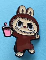 Pin: Labubu mit Shake in der Hand ca.  5 cm