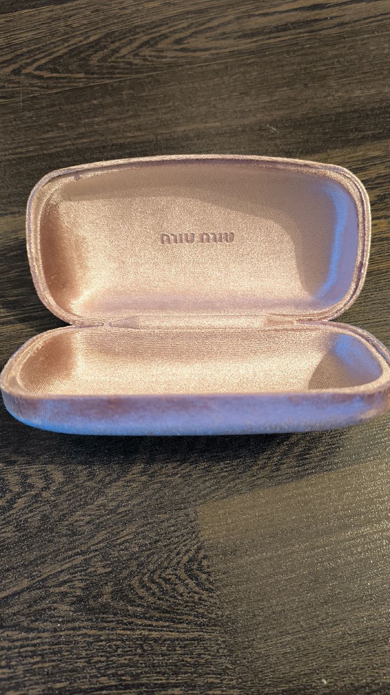 Altro in  Abbigliamento & Accessori: MiuMiu Brillenetui  – Nuovo e nell'imballaggio originale da Ossingen venduto da kro_nrz6 1